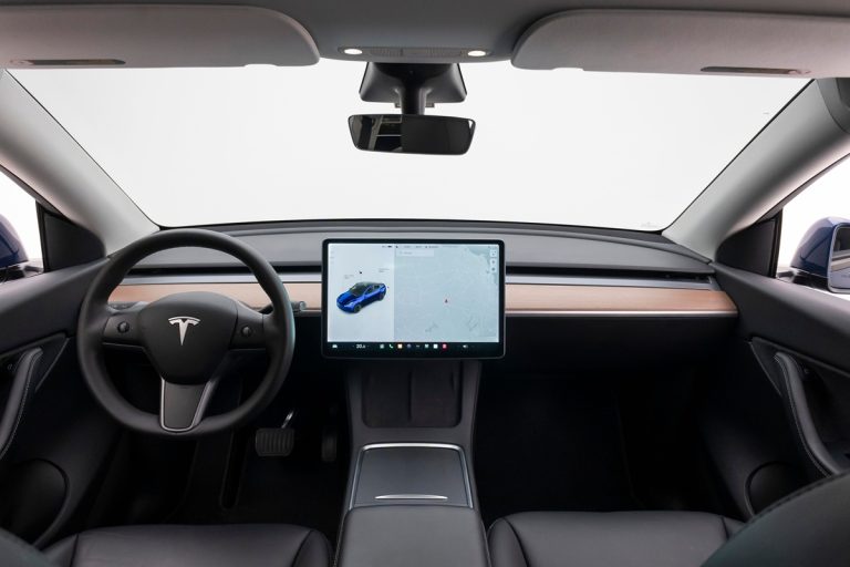 Videók bizonyítják, meglehetősen veszélyesen közlekedik a Tesla robotaxija